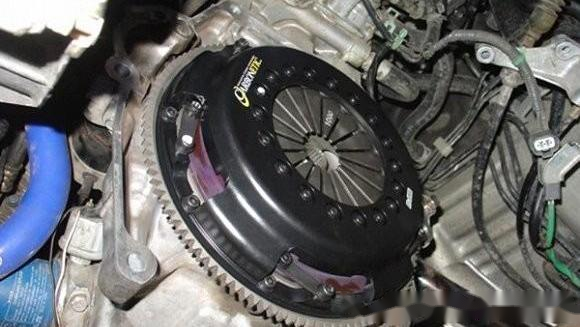 離合器片為什么會受到磨損，這里來簡單講講離合器的原理