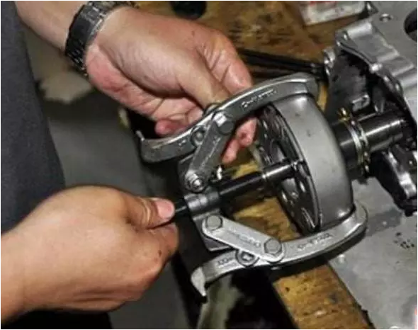 為何薄薄的一塊離合片能帶動這么重的摩托車，它能承受多大的力？