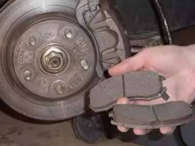 為何有些盤上磨得一道道的溝呢？是不是剎車片很硬啊？