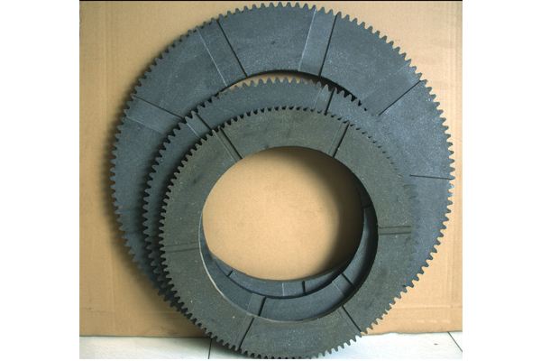 為大家詳細(xì)的講解一下摩擦片在吊機(jī)中的作用