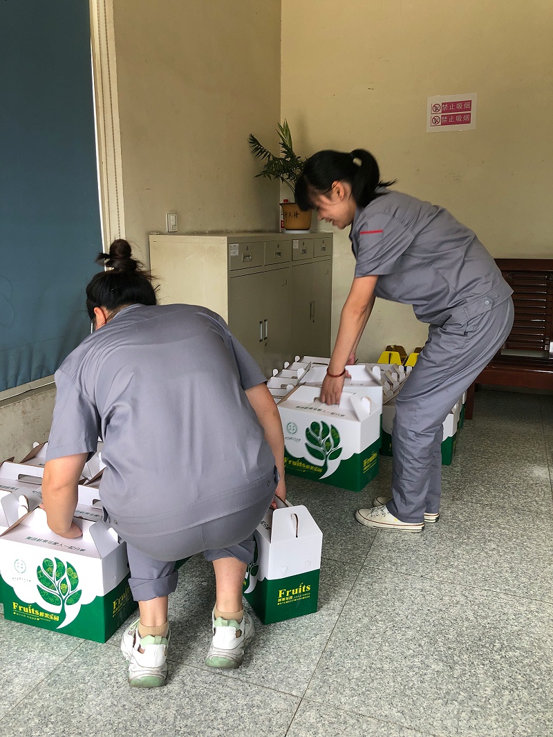 華龍剎車片廠家為員工發(fā)放夏季降溫慰問(wèn)品